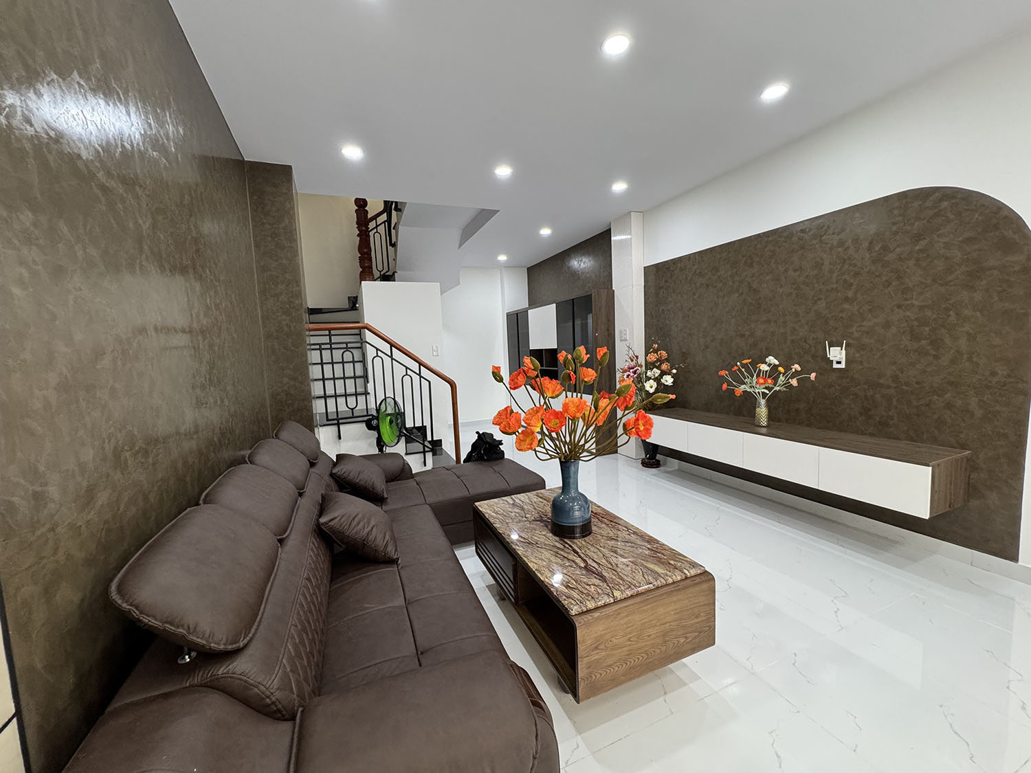 Nhà phố 3 lầu thiết kế Singapore đẹp lung linh full nội thất cao cấp hẻm xe hơi Khu VIP Quang Trung